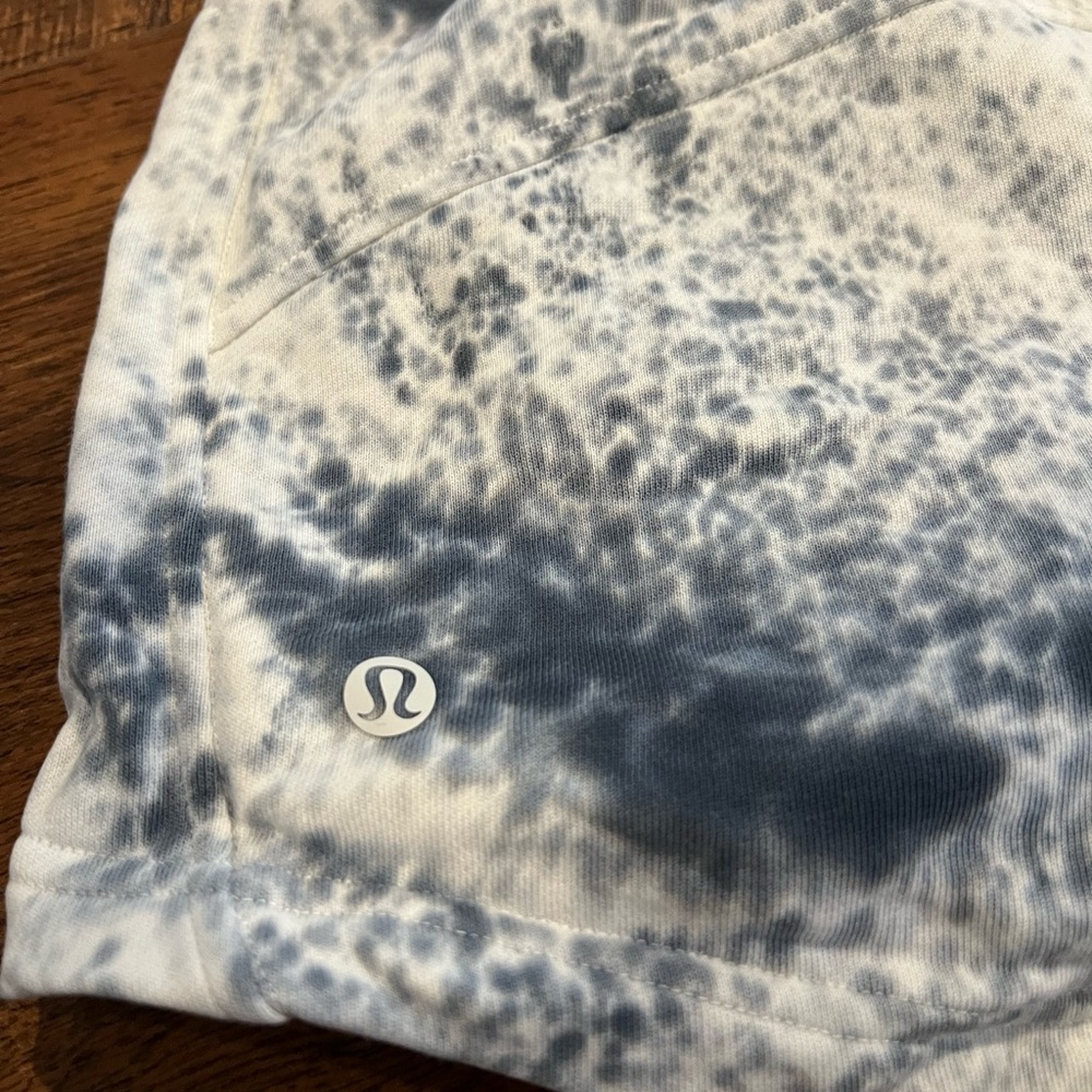 Lululemon Size 2 Inner Glow Gray/Blue White Women's Tie-Dye Shorts - Picture 4 of 7